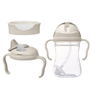 Trzy elementy Kubka 3w1 240 ml, Ocean, b.box: przezroczysty kubek z dwoma bocznymi uchwytami i słomką, zapasowa pokrywka z dzióbkiem i płaska okrągła pokrywka. Wszystkie elementy prezentowane są na białym tle.