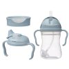 Kubek b.box Kubek 3w1 240 ml Ocean składa się z trzech części: przykręcanej pokrywki ze słomką, pokrywki z wylewką i uchwytami oraz płaskiej pokrywki. Przezroczysty kubek ma oznaczenia pomiarowe i wewnętrzną słomkę z obciążeniem.
