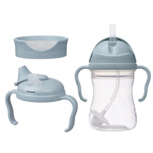 Kubek b.box Kubek 3w1 240 ml Ocean składa się z trzech części: przykręcanej pokrywki ze słomką, pokrywki z wylewką i uchwytami oraz płaskiej pokrywki. Przezroczysty kubek ma oznaczenia pomiarowe i wewnętrzną słomkę z obciążeniem.