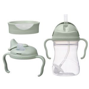 Kubek 3w1 240 ml, Ocean marki b.box to jasnozielony kubek niekapek z uchwytami i przezroczystym korpusem. Zestaw zawiera pokrywkę z podnoszoną słomką, otwartą krawędź kubka, główny kubek z oznaczeniami pomiarowymi i elastyczną słomką, pokazane zarówno osobno, jak i w komplecie.