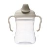 Przezroczysty plastikowy kubek niekapek Kubek 3w1 240 ml Latte marki b.box, z dwoma dużymi zakrzywionymi uchwytami, oznaczeniami miar, jasnoszarą pokrywką z wytłoczonym logo b.box i krótkim zaokrąglonym dzióbkiem idealnym dla małych dzieci.