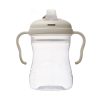 Przezroczysty kubek niekapek b.box Kubek 3w1 240 ml, Latte ma beżowe oznaczenia miar, pokrywkę w kolorze latte, miękki szary dzióbek, dwa zakrzywione uchwyty i logo b.box. Na zdjęciu pusty na białym tle.
