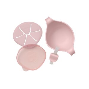 Miseczka 3w1 Blush marki b.box to zestaw czterech elementów: duża miska , pokrywka zapobiegająca rozlewaniu, wkładka na przekąski i słomka, wszystkie pokazane z góry na białym tle.