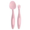 Zdjęcie przedstawia Pierwsze sztućce dla niemowląt, Blush, b.box: pastelowo różową łyżkę i widelec z ergonomicznymi uchwytami i subtelnym logo b.box, zaprojektowane z myślą o łatwym chwytaniu. Tło jest białe.