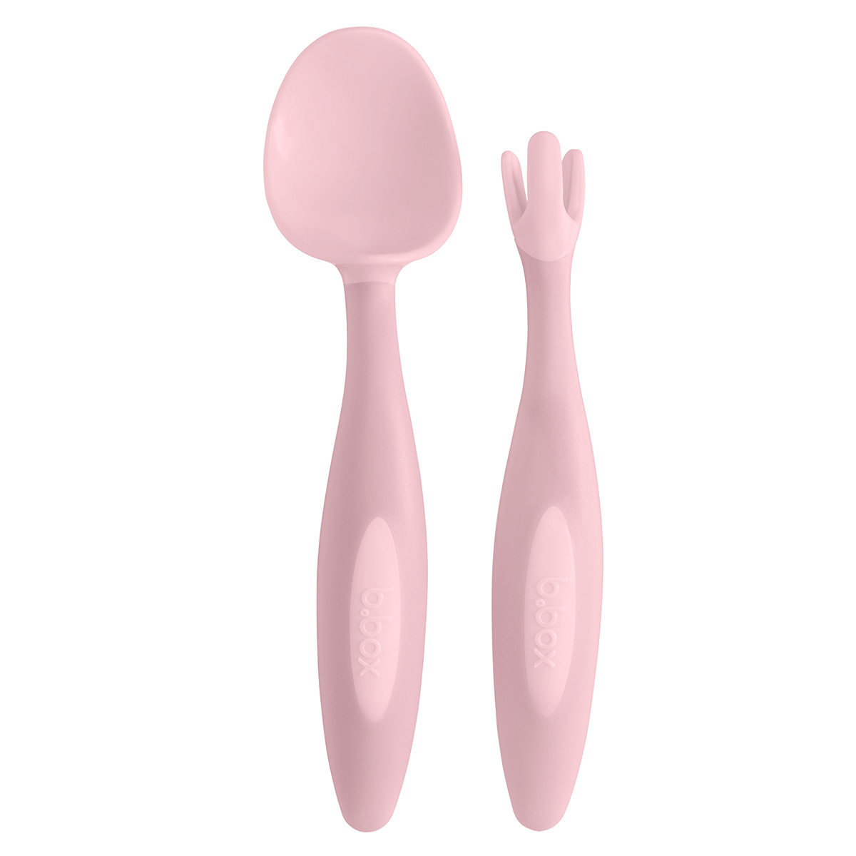 Zdjęcie przedstawia Pierwsze sztućce dla niemowląt, Blush, b.box: pastelowo różową łyżkę i widelec z ergonomicznymi uchwytami i subtelnym logo b.box, zaprojektowane z myślą o łatwym chwytaniu. Tło jest białe. Zdjęcie przedstawia Pierwsze sztućce dla niemowląt, Blush, b.box: pastelowo różową łyżkę i widelec z ergonomicznymi uchwytami i subtelnym logo b.box, zaprojektowane z myślą o łatwym chwytaniu. Tło jest białe.