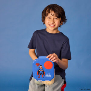 Superman by bbox mini lunchbox lifestyle chłopczyk siedzi i w rękach trzyma mini lunchboxa z motywem supermana