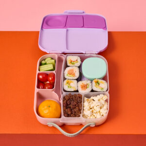 Otwarty fioletowy lunchbox b.box z różową wkładką silikonową wypełnioną owocami i warzywami