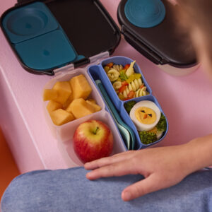 wkład silikonowy do lunchboxa ocean w otwartym lunchboxie widziany od góry obok snackbox w kolorze night vision