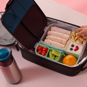 Otwarty lunchbox b.box w torbie termicznej z miętową wkładką silikonową wypełnioną pomidorkami, ogórkiem i sztućcami