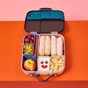 Lunchbox b.box z niebieską wkładką ocean wypełnioną winogronami, kukurydzą i sztućcami